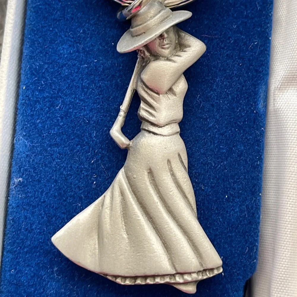 Vintage pewter Fort Lady Golfer key chain new in box very detailed - Picture 3 of 4